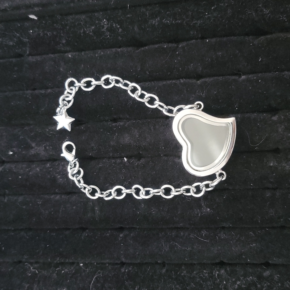 Floating charm bracelet